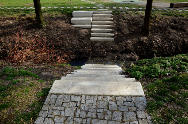 通往通往人行天桥的小溪的楼梯图片下载