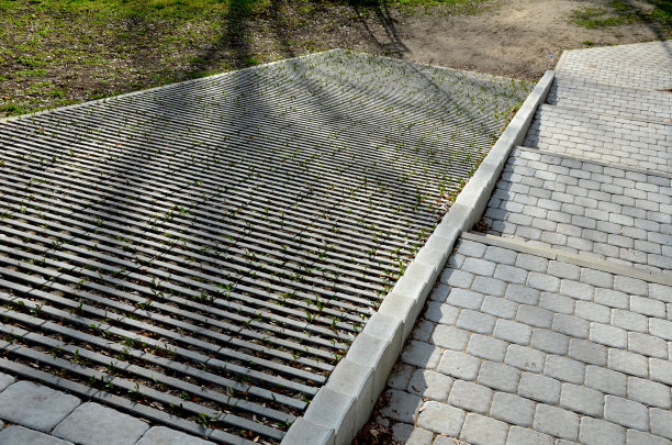 铺草可以增强表面的强度，同时也可以使表面的草化。图片下载