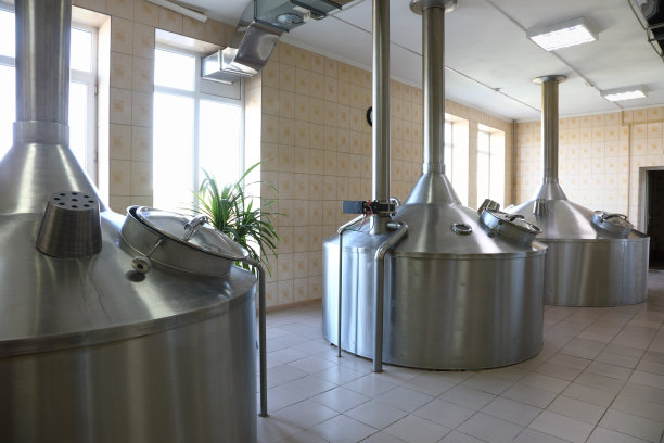 啤酒厂用来酿造啤酒的大金属罐图片下载