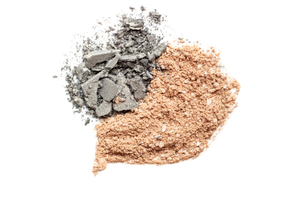 白色背景上孤立的米色和灰色眼影的涂抹。图片下载