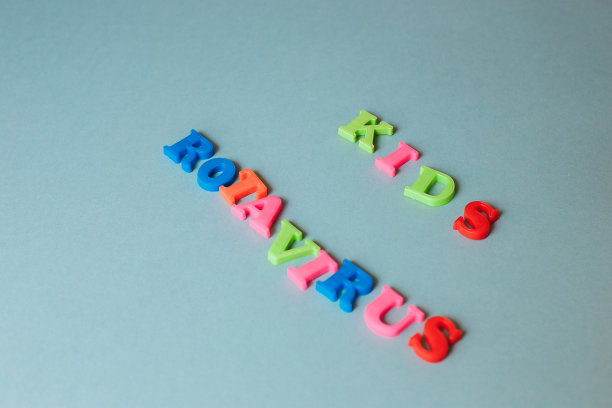 蓝色背景上的单词儿童和轮状病毒。健康的概念图片下载