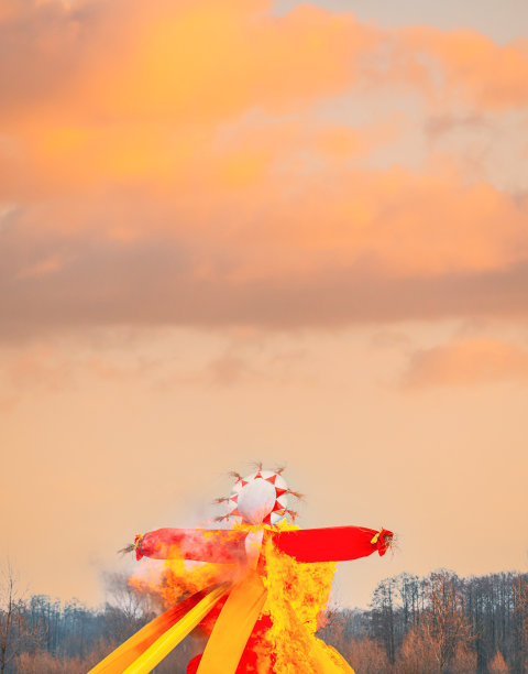 俄罗斯。在庆祝春天来临的传统节日——斯拉夫庆祝狂欢节上，用火焚烧秸秆马斯伦尼萨雕像图片下载