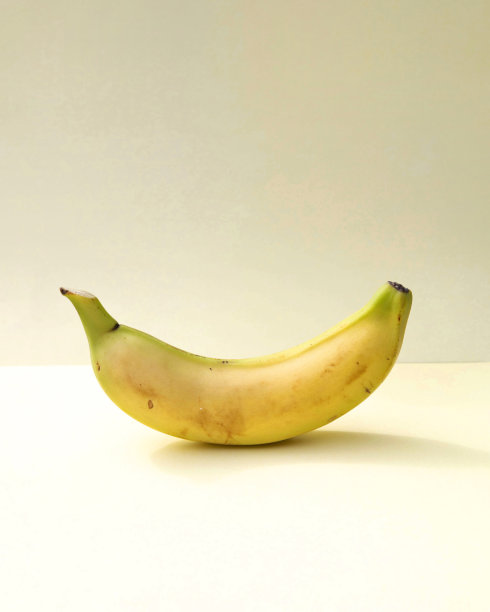 香蕉概念照片上的黄色背景图片下载