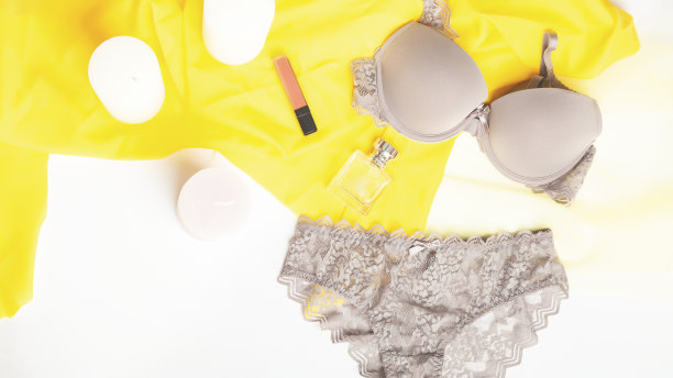 购物与时尚概念。一套迷人的时尚性感蕾丝内衣与女性配件在黄色的背景。图片下载