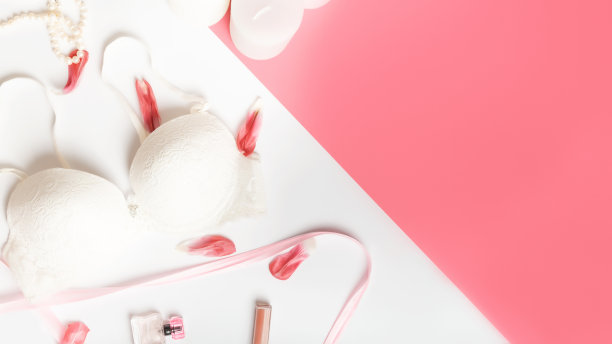 优雅的白色蕾丝内衣内衣。美容博客的概念。女性时尚配饰、内衣、花瓣、香水、珠宝。前视图。早上的新娘。图片下载