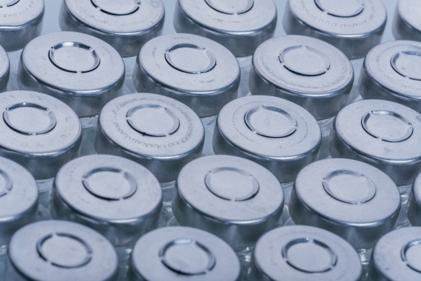 注射用医用玻璃安瓿瓶。药物是干白药物青霉素粉状或液体用水溶液在壶腹中。关闭了。图片下载