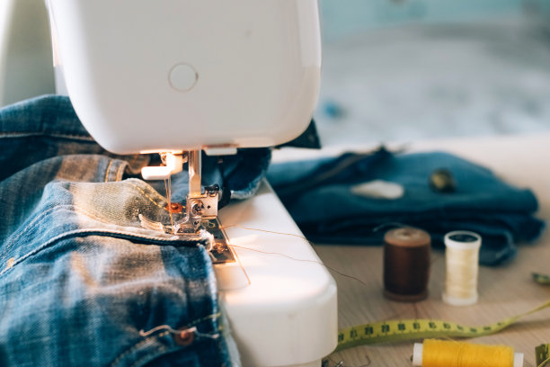 缝纫机缝纫配件、剪刀、线、纽扣，用于修补或在桌面上缝衣服图片下载