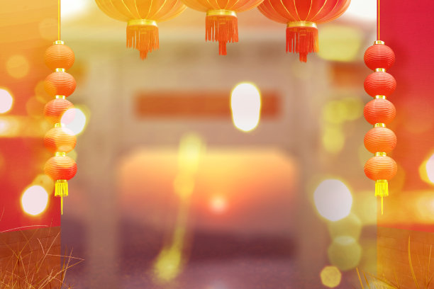 红色的墙上挂着中国的灯笼图片下载