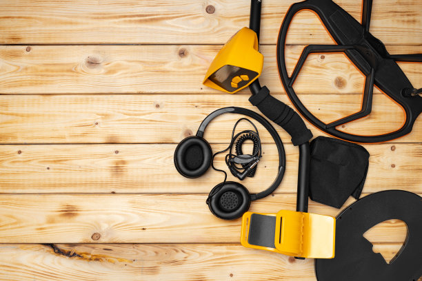 木制背景金属探测器配件图片下载