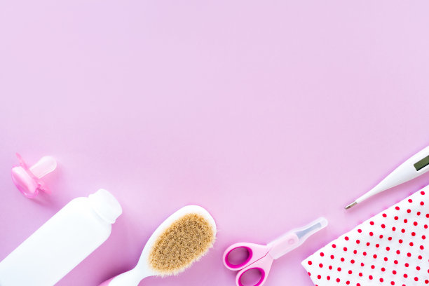婴儿护理套件在粉红色的背景，俯视图，复制空间。儿童卫生观念。平面构图与儿童配件，背景。图片下载