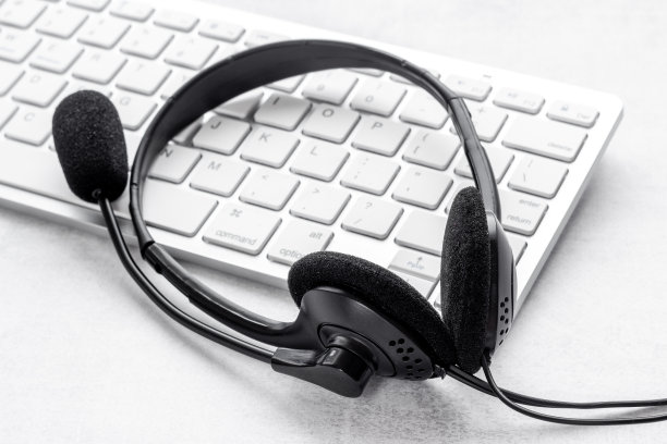 笔记本电脑上的耳机。pc呼叫中心支持设备图片下载