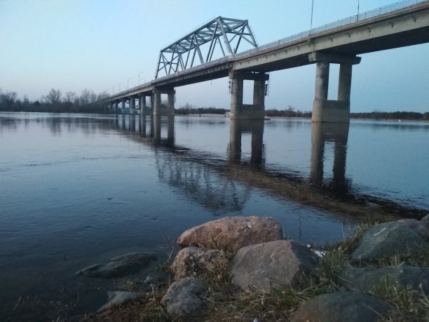 白俄罗斯，Mozur, 2021年4月:普里皮亚季河上的桥在夜晚的大气景观照片中变得阴云密布图片下载