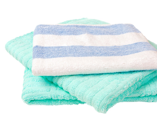 白色背景上的彩色毛巾堆叠图片下载