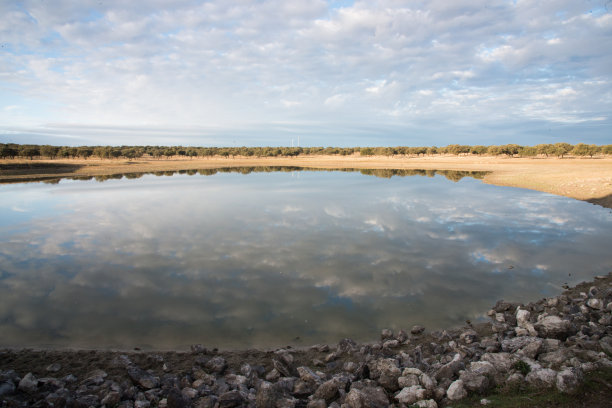 美丽的风景，湖泊和云彩图片下载