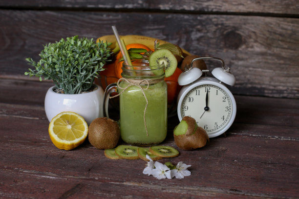 加猕猴桃，苹果，柠檬和亚麻籽的绿色冰沙。库存图片图片下载