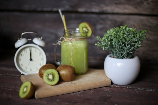 加猕猴桃，苹果，柠檬和亚麻籽的绿色冰沙。库存图片图片下载