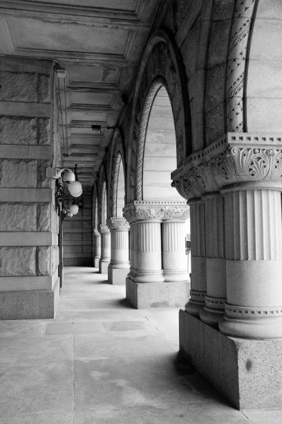 建筑上装饰柱子和拱门的黑白图片下载
