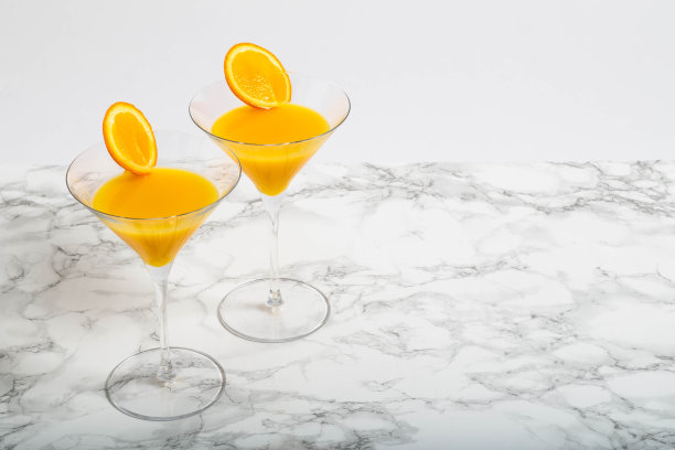 两杯鸡尾酒在桌子上图片下载