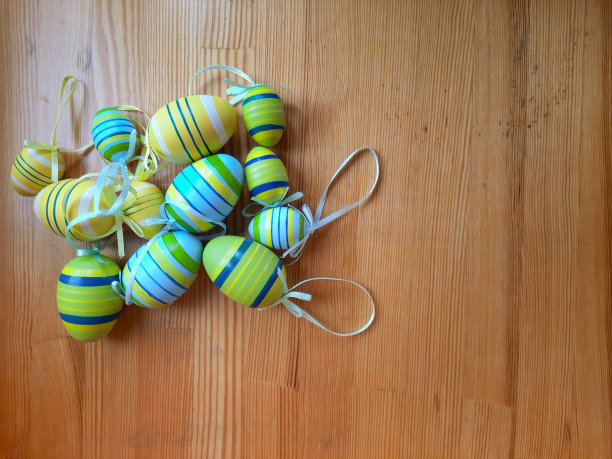 春天节日的概念。表装饰复活节。复活节装饰是用彩蛋做的。以木制为背景的构图。图片下载