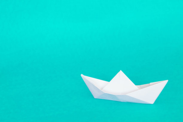 在蓝绿色背景上的纸船图片下载