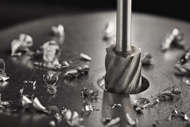 铣刀使钢坯的孔下沉。钳工的工作。图片下载