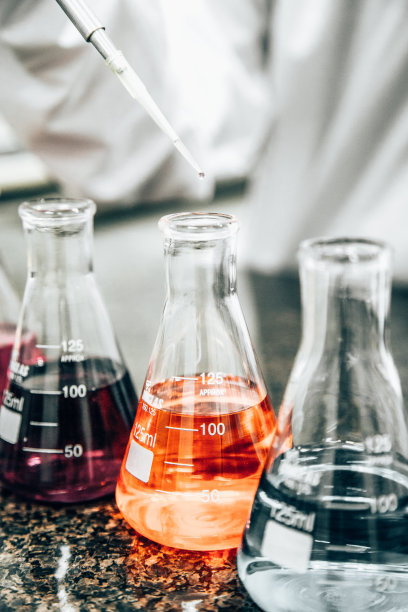 装有有色液体的实验室测试烧杯图片下载