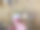 艺术家的手用画笔绘画，用金箔闪闪发亮的亮黄色金属金箔在画布上进行艺术创作。背景图片下载