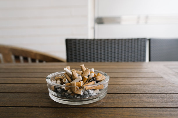 一个装满香烟的烟灰缸图片下载