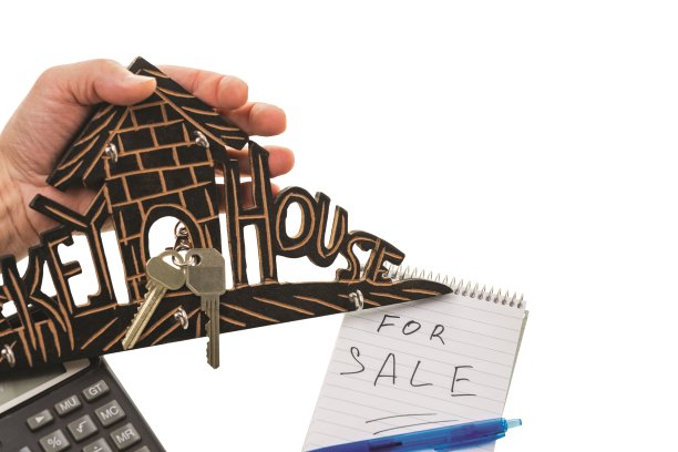 木制的钥匙持有人的近视图与两个钥匙孤立在白色的背景。瑞典。图片下载