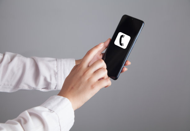 女人的手和智能手机，电话呼号。图片下载