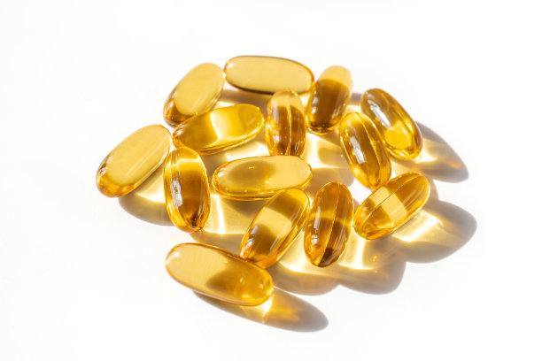 白色背景上装满油的胶囊图片下载