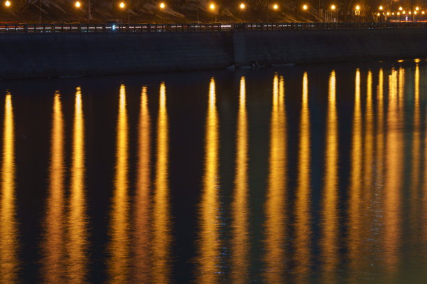 明亮的夜晚，莫斯科夜晚的河面五彩缤纷图片下载