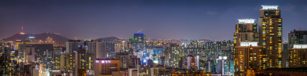 霓虹夜景，拥挤的摩天大楼照亮了韩国首尔的全景图片下载