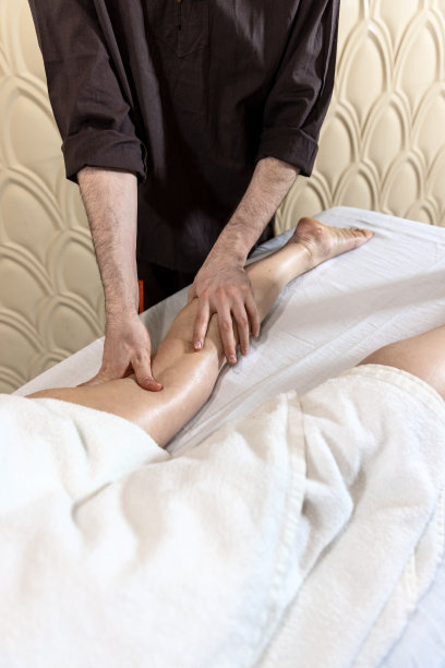 女人正在接受按摩油的职业治疗师图片下载