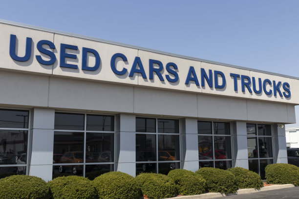 二手车经销店的二手车和卡车标志。图片下载