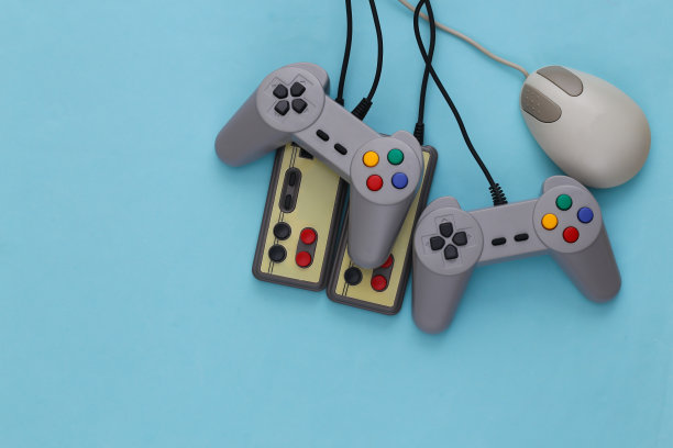 蓝色背景的复古操纵杆和pc鼠标。复古游戏，游戏设备，小玩意图片下载