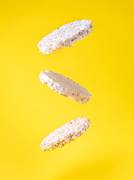 一个杂粮饼干落在黄色的背景上图片下载