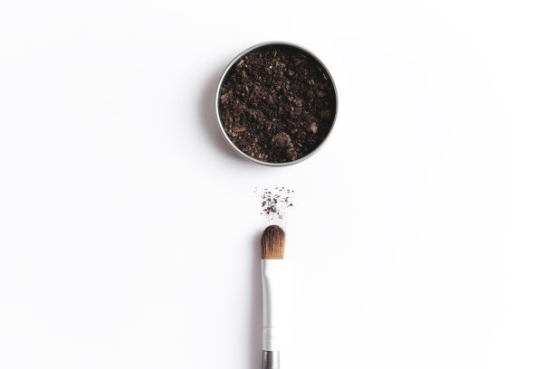 容器中的暗棕色眼影和眼影或化妆刷图片下载