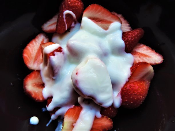 日本。4月。鲜奶草莓。特写镜头。图片下载