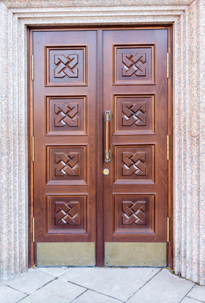 东正教大教堂巨大的木门图片下载