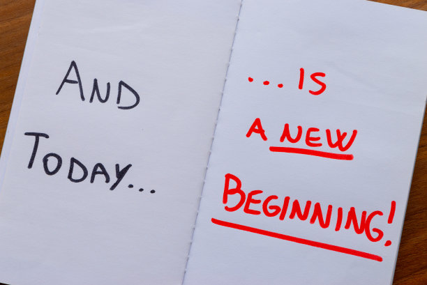 白纸上写着“今天是一个新的开始”。图片下载