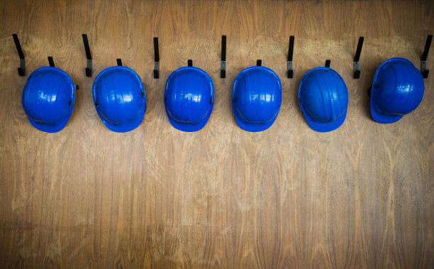 一套防护头盔挂在衣架上图片下载