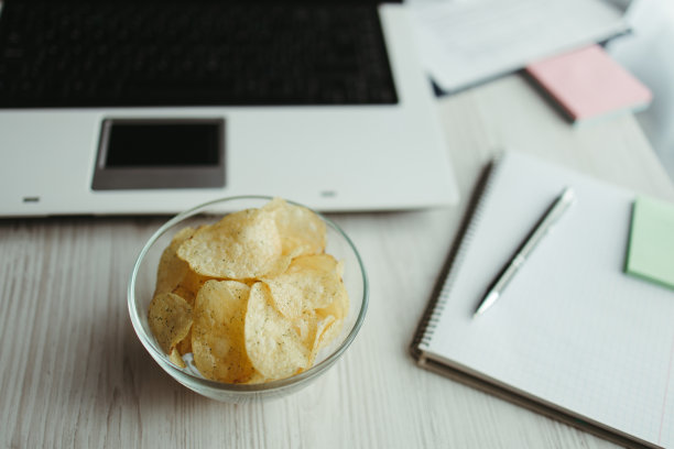 工作时间吃不健康的零食，休息时间喝咖啡图片下载