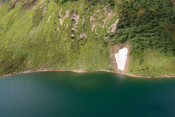 瑞士高山湖的无人机视图图片下载