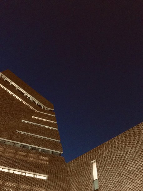 夜间的现代艺术建筑。图片下载