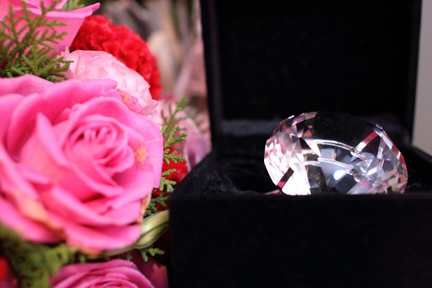 结婚玫瑰装饰大钻石图片下载