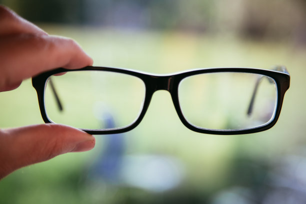 感官概念:户外手持黑色眼镜图片下载