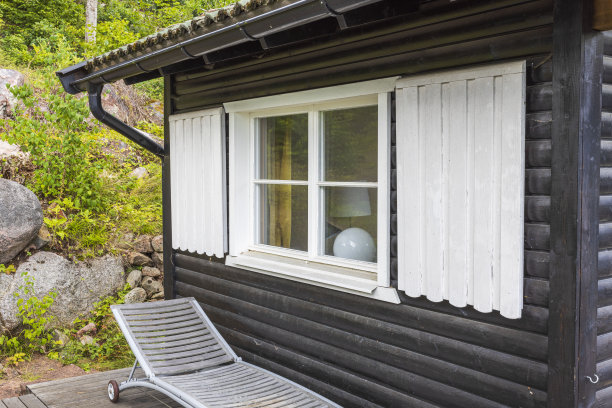 在绿树背景下的私人住宅木制庭院的美丽景色。假期的概念。瑞典。图片下载