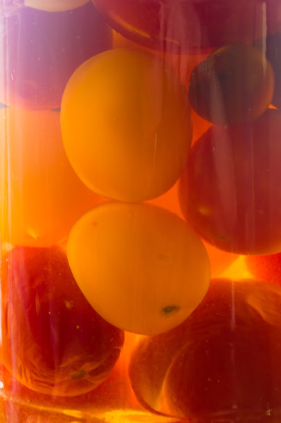 玻璃罐里五颜六色的腌番茄，特写图片下载