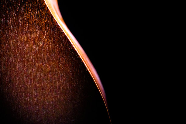 孤立的四弦琴与木纹在黑色的背景图片下载